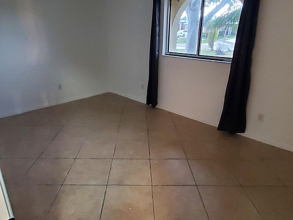 3rd image of 1147 SW 47th St