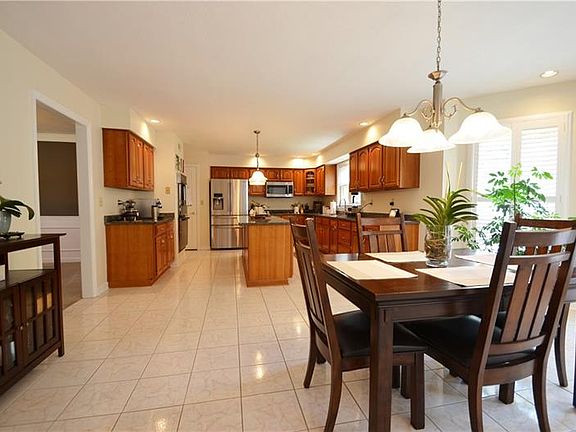 5th image of 404 Chestnut Grv