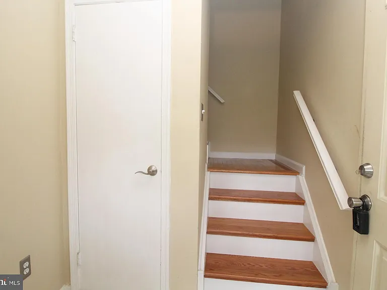 262 Andover Pl — Photo 2