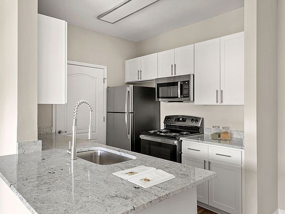C195540_ArborPlace_1B1B_1134_KITCHEN_01_03_VS