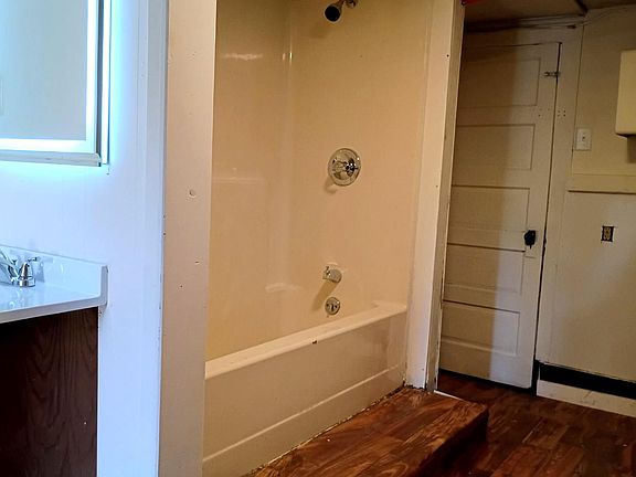 5th image of 1112 W Walnut St