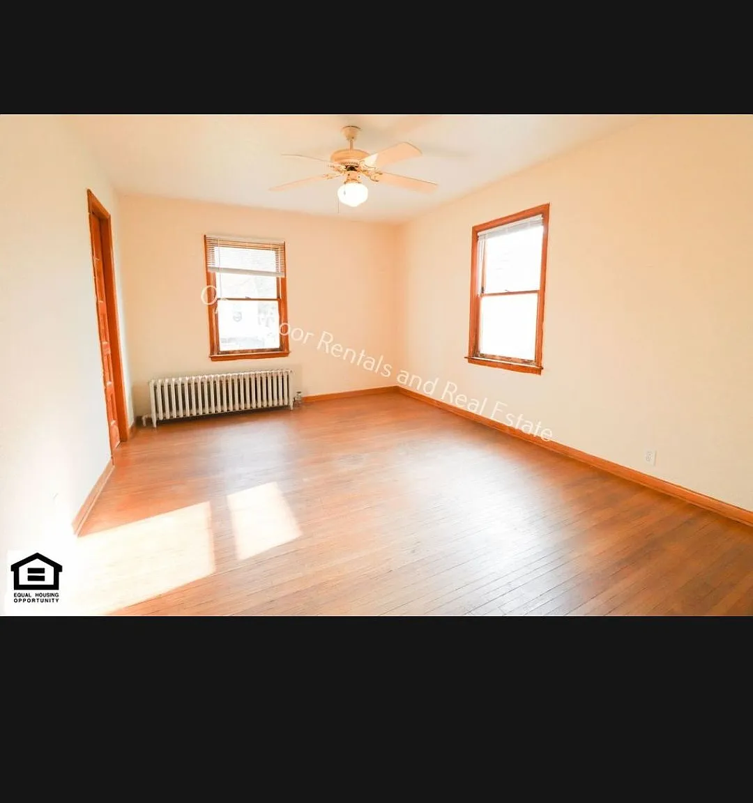 Two-Bedroom Apartment Available November 1 607 W. Monroe Street Enjoy a spacious living room and ... — Photo 4