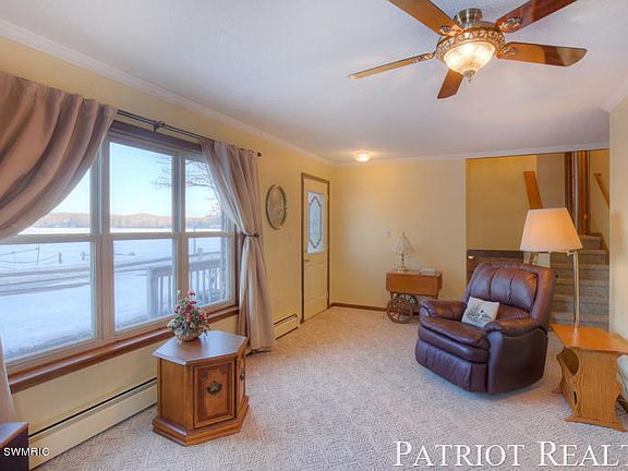 3rd image of 400 W Pickerel Lake Dr