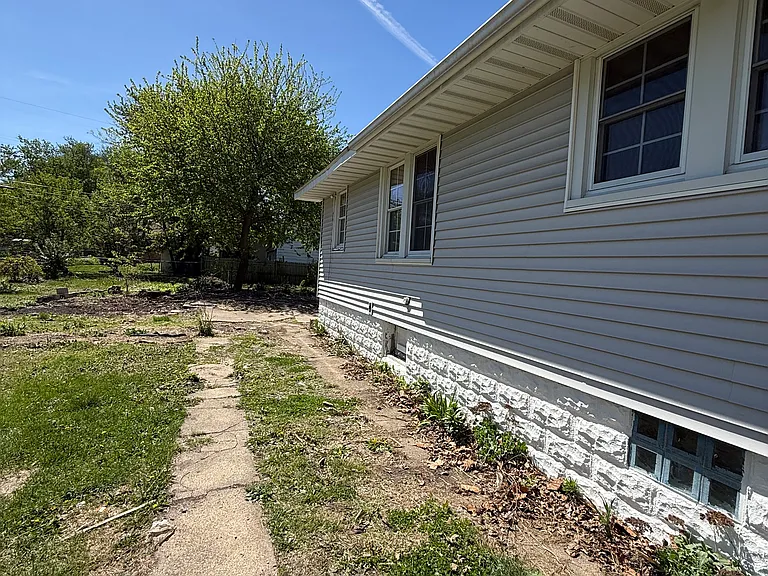 1237 E Johns Ave — Photo 15
