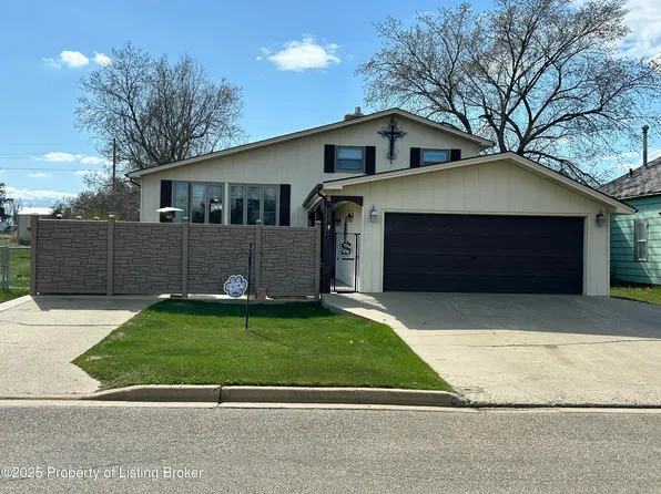 308 4th Ave SW, Bowman, ND 58623