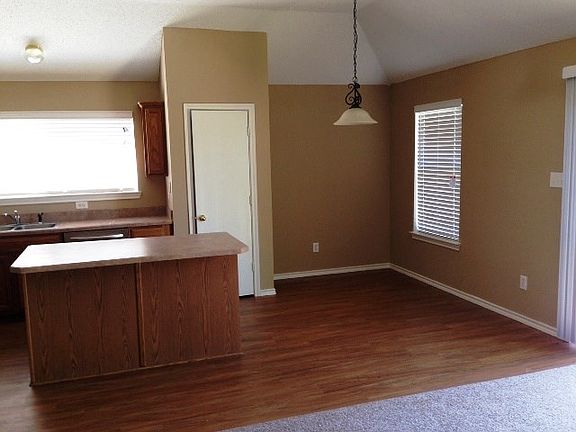3rd image of 826 Elbe Dr