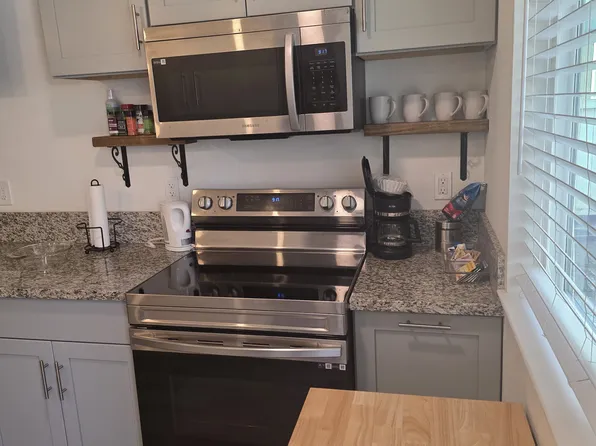 1047 S Pinkham St #102, Visalia, CA 93292