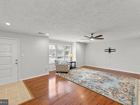 4th image of 113 Country Club Cir