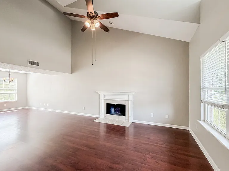1910 Lawndale Dr — Photo 6