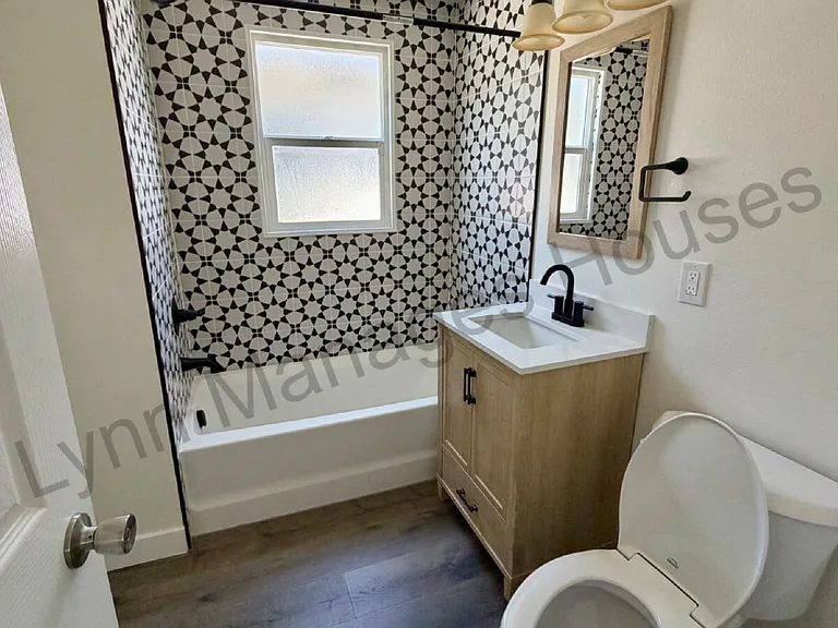1010 W 20th St — Photo 9
