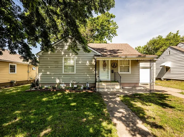 519 S E St, Herington, KS 67449