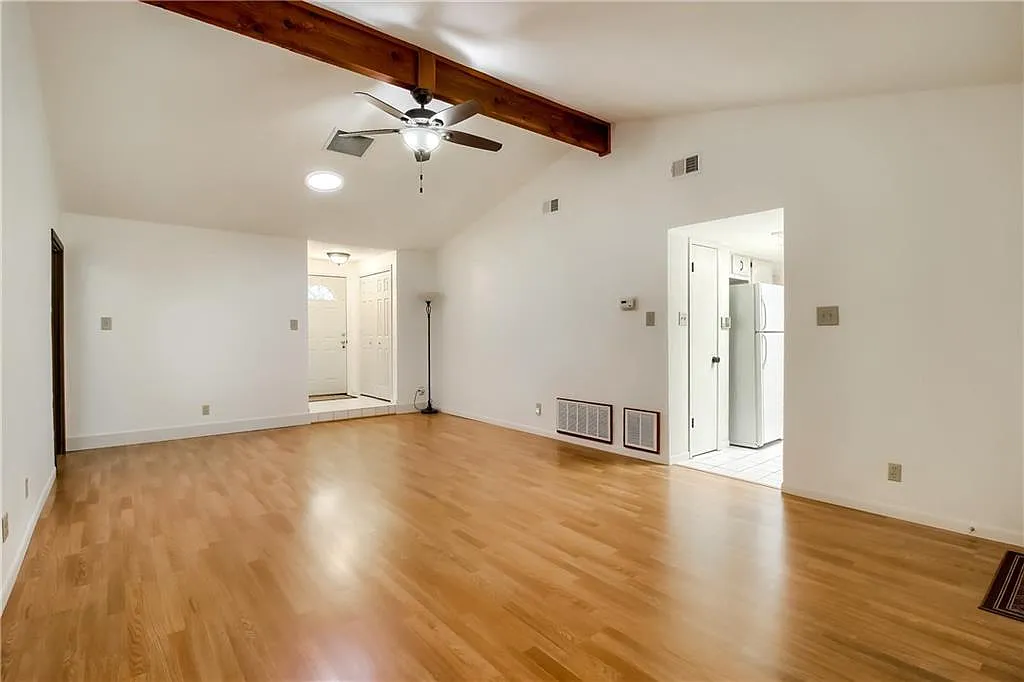3 bed, 1353 sqft, $2,200 — Photo 3
