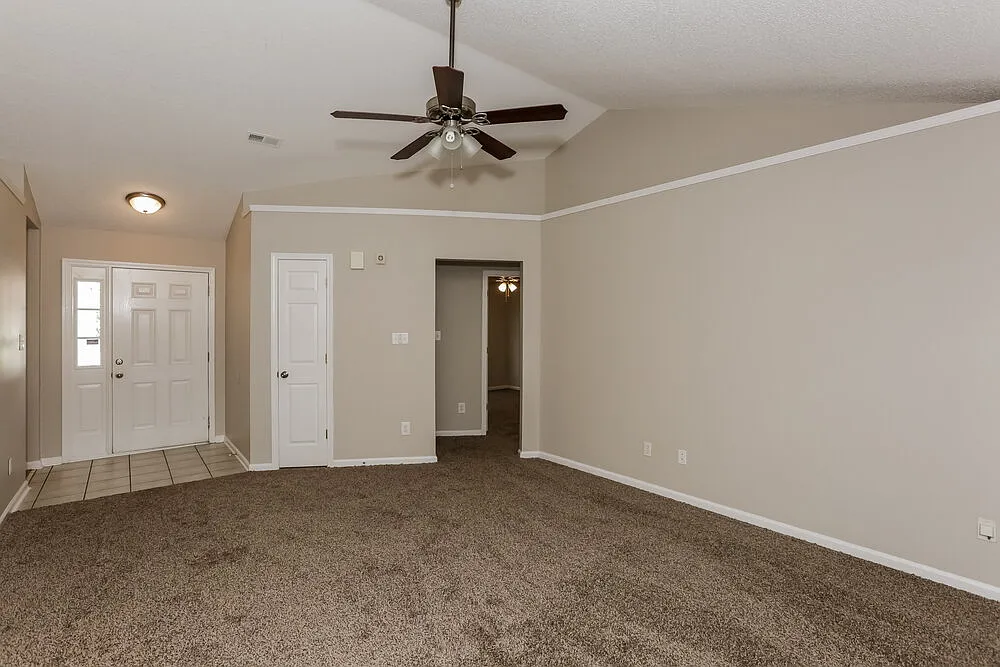 3 bed, 2.0 bath, 1571 sqft, $2,140 — Photo 3