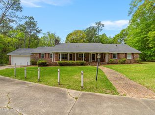 2 Village Ln, Hattiesburg, MS 39402