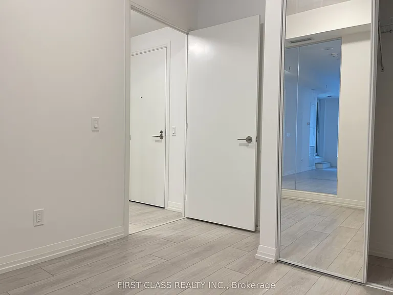 400 King St W #520 — Photo 5