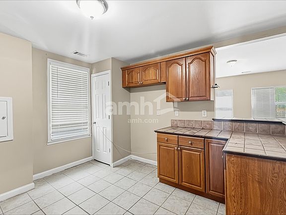 4th image of 629 Victorian Cir