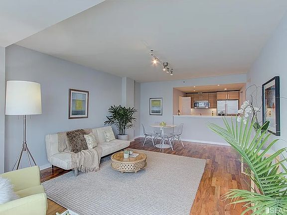 4th image of 555 4th St Unit 639