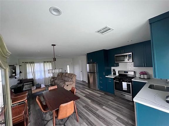 3rd image of 121 Julia Dr