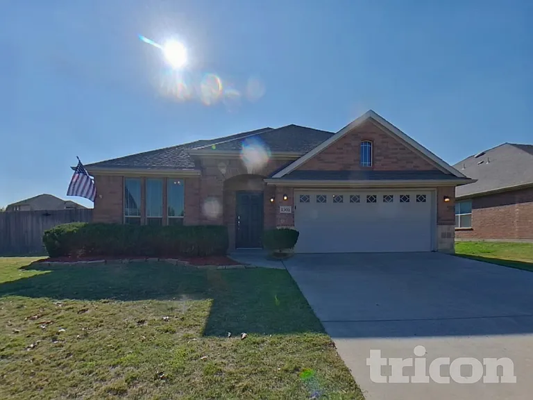 1301 Hearthstone Dr — Photo 2