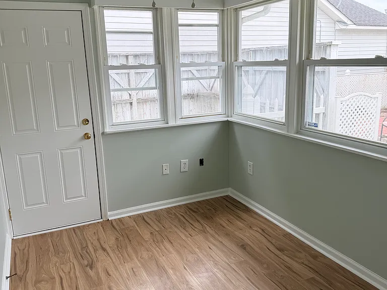 174 Sussex Ct — Photo 4