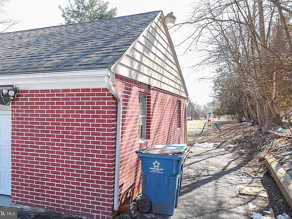 4th image of 1024 E Lisburn Rd