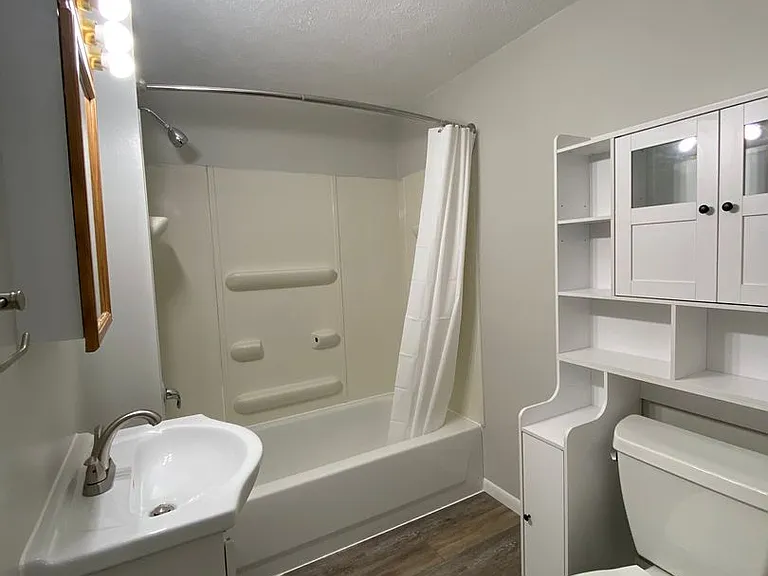 512 E Douglas St — Photo 15