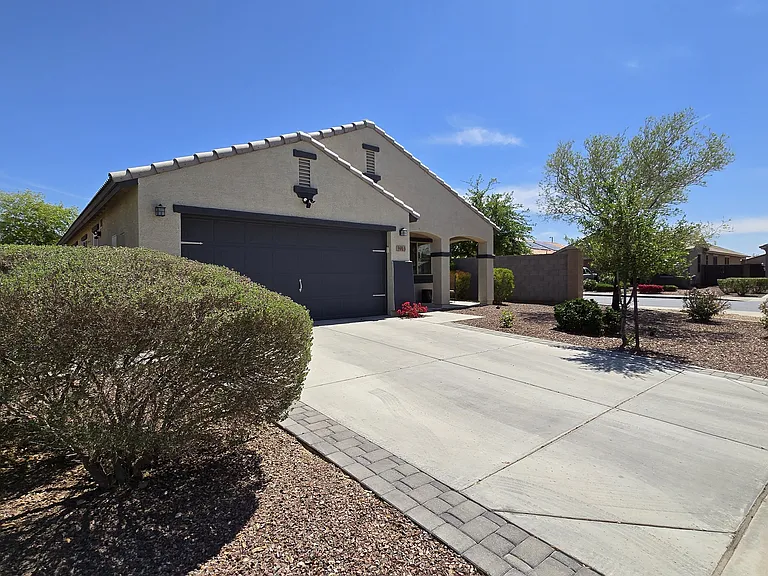 3913 S 185th Ln — Photo 2
