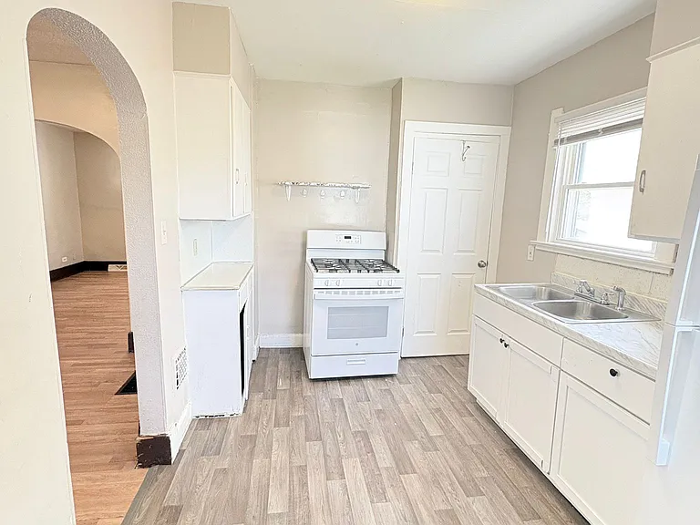 261 E Lake St — Photo 10