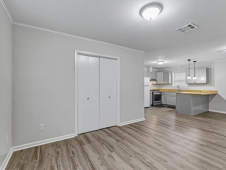 1304 Lewis St — Photo 5