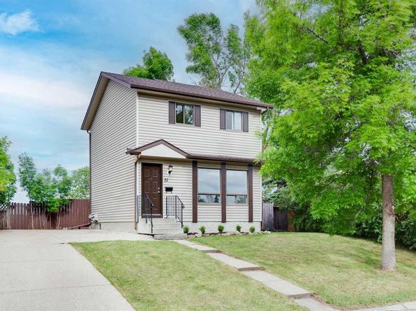 32 E Castleglen Way NE, Calgary, AB T3J 1T3