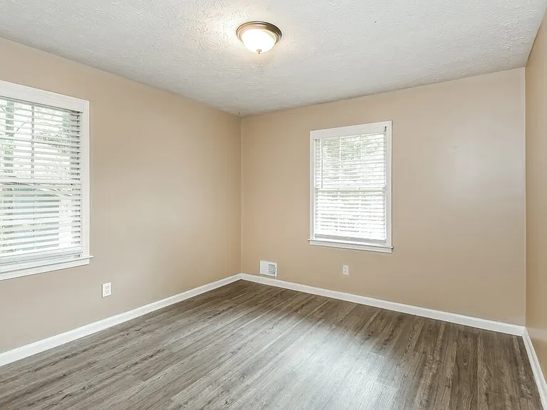 2906 Elizabeth Ln — Photo 13