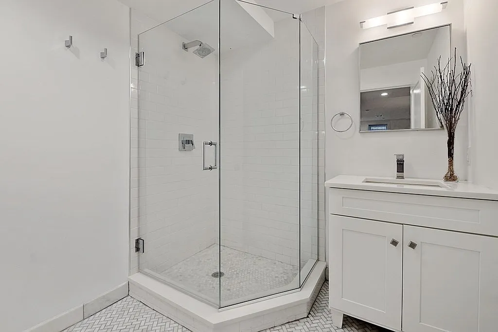3 bed, 2.0 bath, 1206 sqft, $3,400 — Photo 2