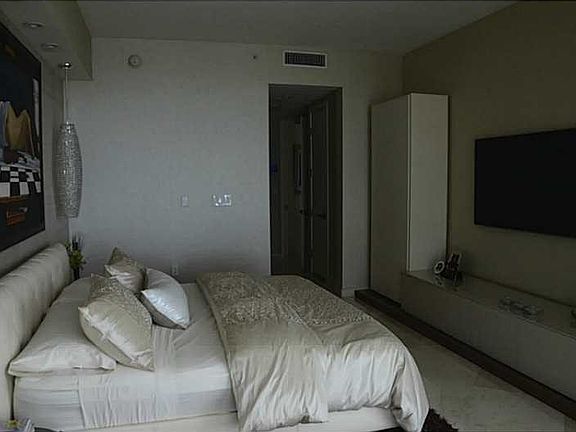 4th image of 16047 Collins Ave APT 402