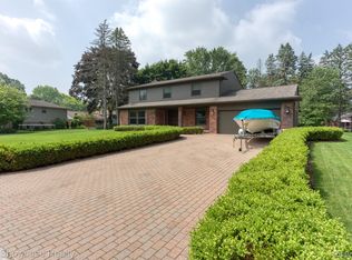 2872 Walmsley Circle Dr, Lake Orion, MI 48360