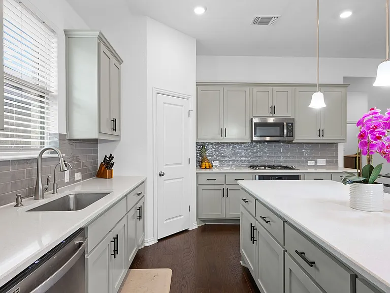 303 Eagle Ford Dr — Photo 4