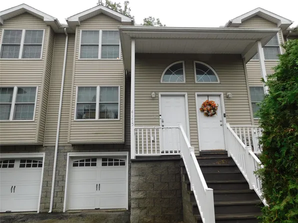 4175 Wood Hills Dr, Erie, PA 16510