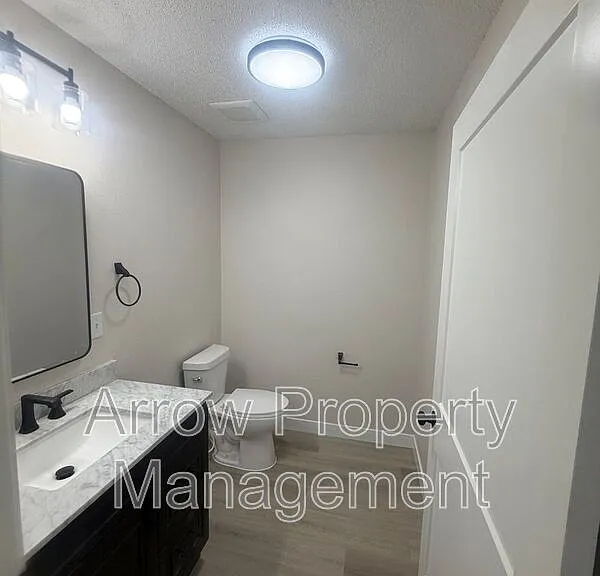 1015 W 14th St #8 — Photo 10