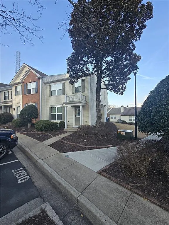 3 bed, 2.5 bath, 1370 sqft, $2,300 — Photo 3