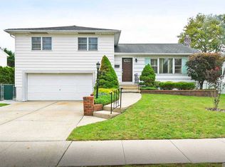 40 Audley Cir, Plainview, NY 11803