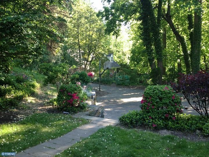 2nd image of 721 Waverly Rd