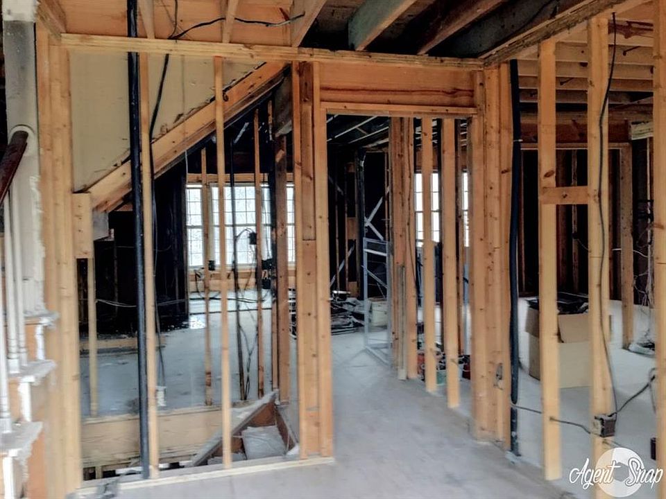 2nd image of 501 Queen Annes Ln