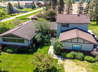 N3621 Oxbow Rd, Columbus, WI 53925