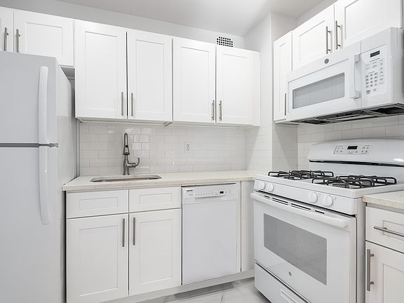 4th image of 157 Greenpoint Ave APT 3