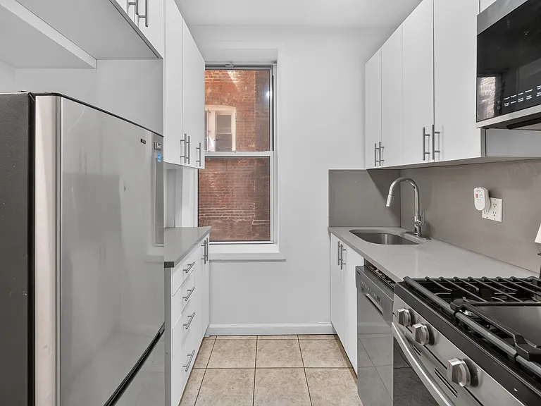631 E 11th St #3 — Photo 2