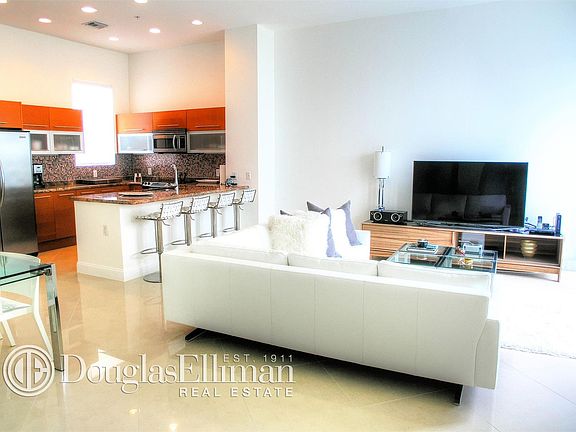 4th image of 727 NE 4th Ave #727
