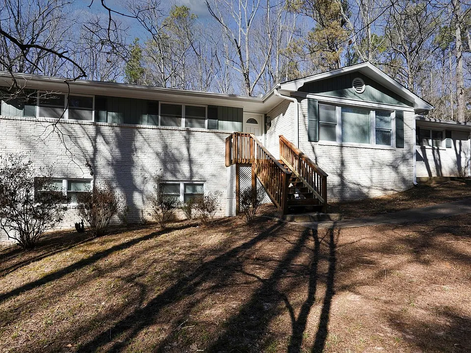 3165 Laura Ln