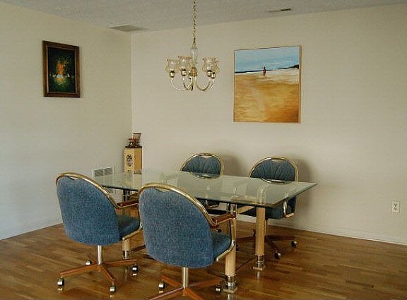 5th image of 260 Emerald Dr