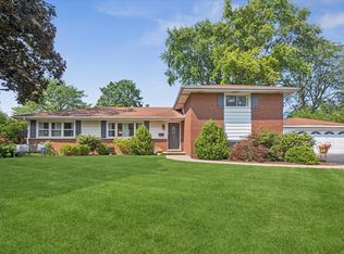 1041 Longmeadow Dr, Glenview, IL 60025
