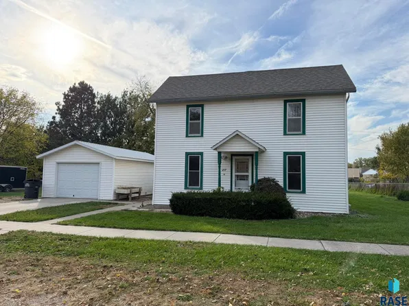 217 S High St, Menno, SD 57045