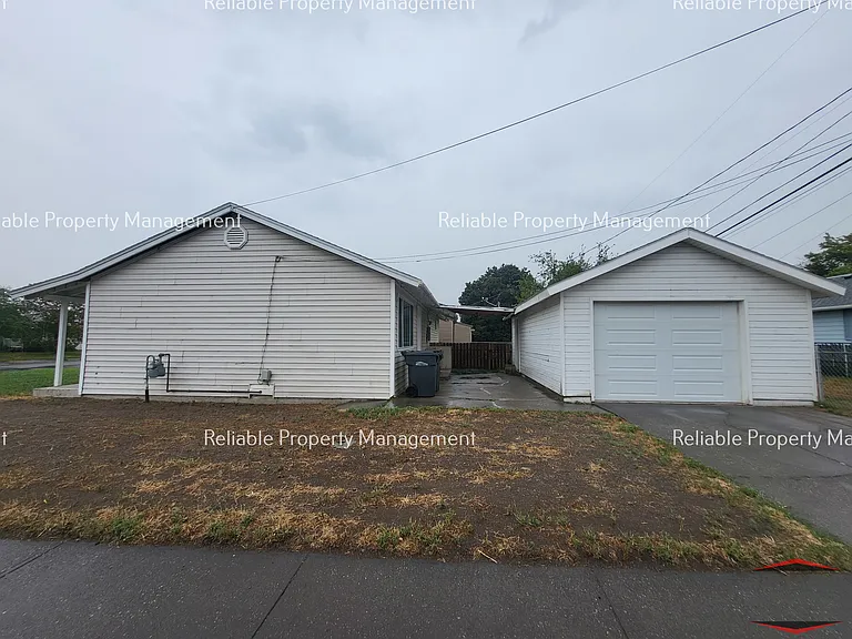 1195 E 15th St — Photo 14